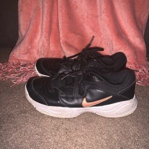 Black and pink pumas